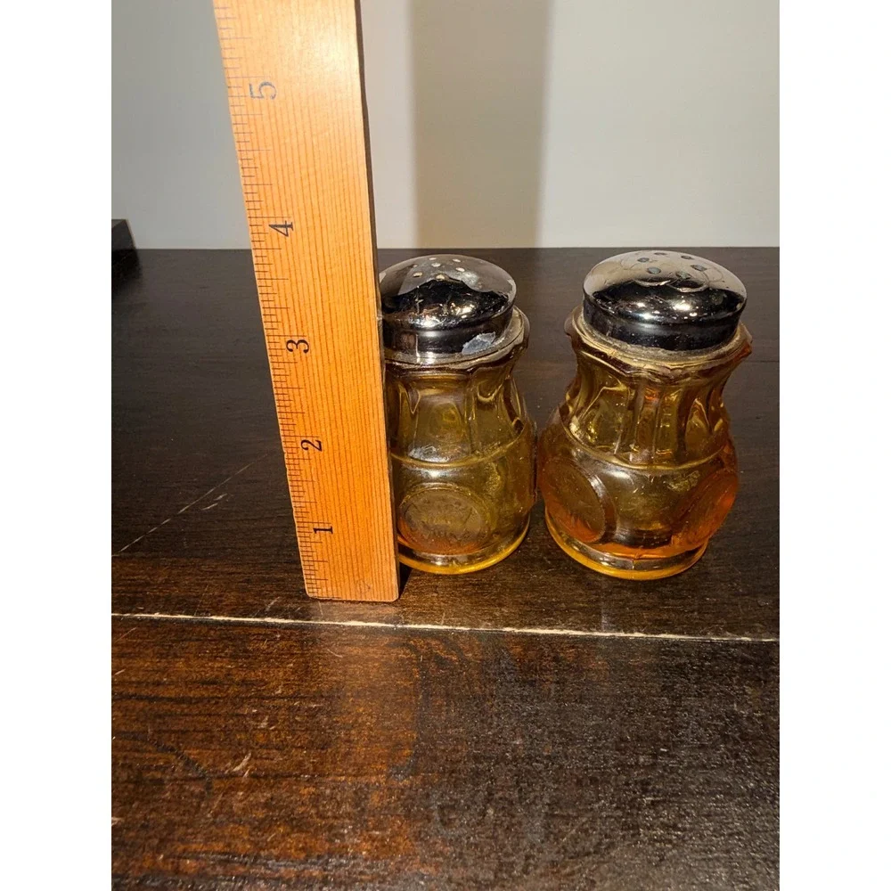Fastoria Amber Glass Salt Pepper Shakers Set Vintage Embossed Sunburst‎